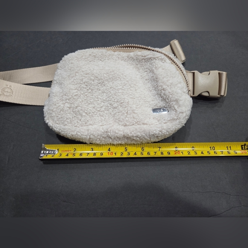 Lole Cream Sherpa Belt Bag - Picture 5 of 9
